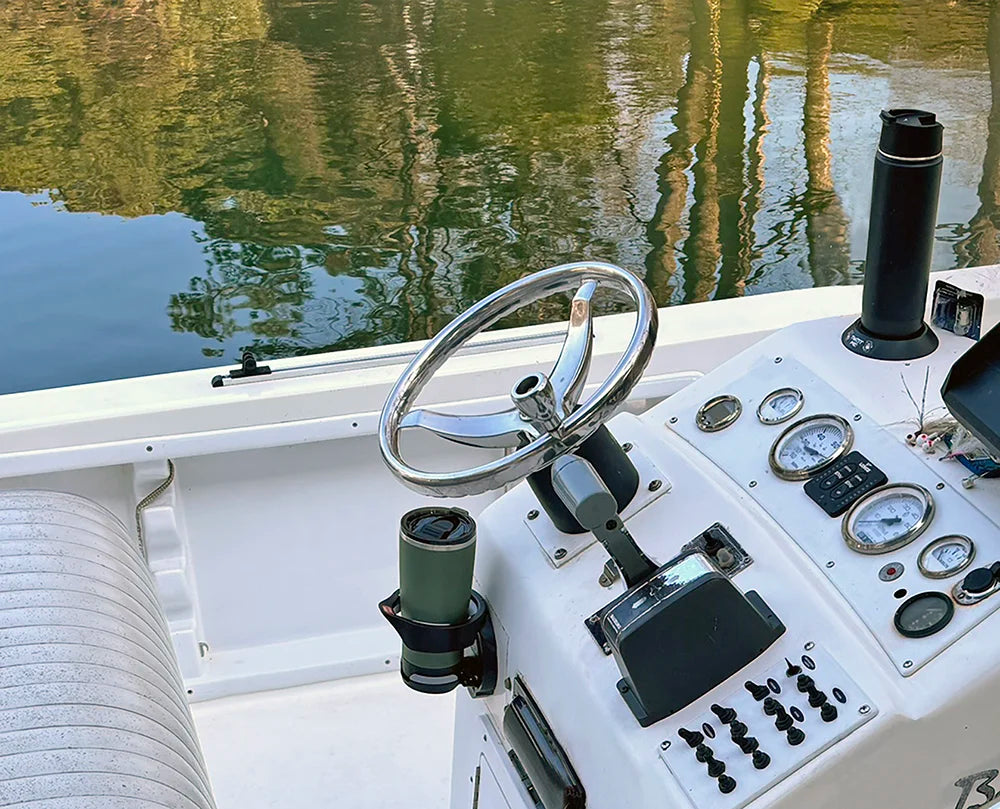 Center console boat with vertical mount locking cup holder and tumbler in addition to the flat mount with canteen.